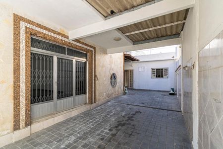 Casa à venda com 300m², 4 quartos e sem vaga Casa à venda com 300m², 4 quartos e sem vagaVaranda e Garagem