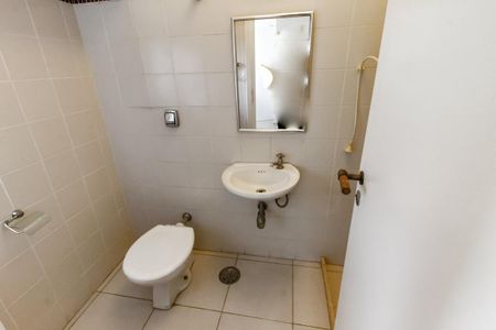 Apartamento para alugar com 250m², 4 quartos e sem vaga Apartamento para alugar com 250m², 4 quartos e sem vagaBanheiro de serviço