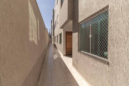 Apartamento para alugar com 50m², 2 quartos e sem vaga Apartamento para alugar com 50m², 2 quartos e sem vagaCorredor lateral de acesso