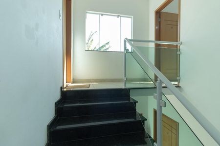 Apartamento para alugar com 50m², 2 quartos e sem vaga Apartamento para alugar com 50m², 2 quartos e sem vagaEscada de Entrada