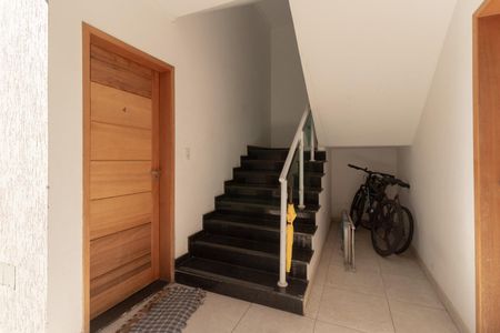 Apartamento para alugar com 50m², 2 quartos e sem vaga Apartamento para alugar com 50m², 2 quartos e sem vagaEscada de Entrada