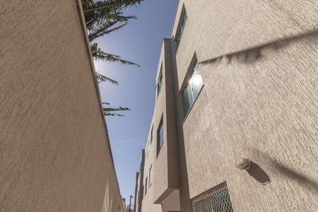Apartamento para alugar com 50m², 2 quartos e sem vaga Apartamento para alugar com 50m², 2 quartos e sem vagaCorredor lateral de acesso
