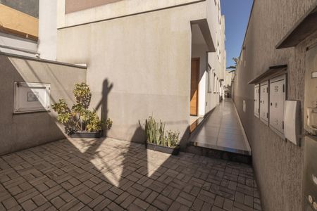 Apartamento para alugar com 50m², 2 quartos e sem vaga Apartamento para alugar com 50m², 2 quartos e sem vagaCorredor lateral de acesso