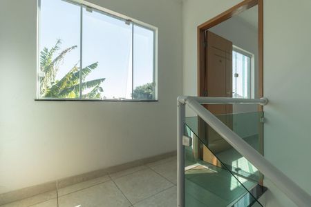 Apartamento para alugar com 50m², 2 quartos e sem vaga Apartamento para alugar com 50m², 2 quartos e sem vagaEscada de Entrada