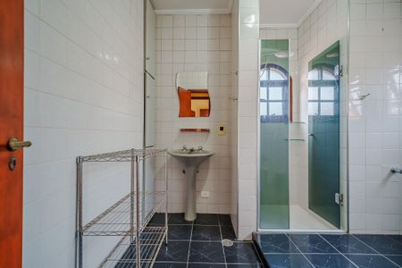 Casa de condomínio para alugar com 400m², 4 quartos e 5 vagas Casa de condomínio para alugar com 400m², 4 quartos e 5 vagasBanheiro da Suíte 1
