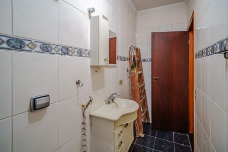 Casa de condomínio para alugar com 400m², 4 quartos e 5 vagas Casa de condomínio para alugar com 400m², 4 quartos e 5 vagasBanheiro social