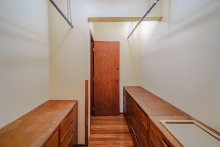 Casa de condomínio para alugar com 400m², 4 quartos e 5 vagas Casa de condomínio para alugar com 400m², 4 quartos e 5 vagasCloset da Suíte 1