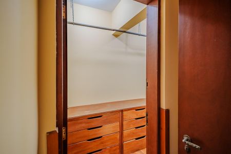 Casa de condomínio para alugar com 400m², 4 quartos e 5 vagas Casa de condomínio para alugar com 400m², 4 quartos e 5 vagasCloset da Suíte 1