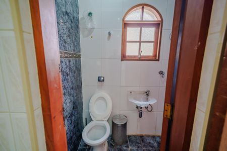 Casa de condomínio para alugar com 400m², 4 quartos e 5 vagas Casa de condomínio para alugar com 400m², 4 quartos e 5 vagasBanheiro de serviço
