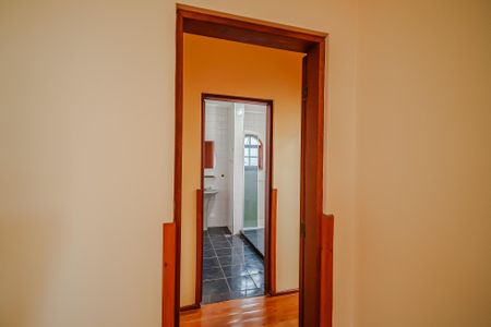 Casa de condomínio para alugar com 400m², 4 quartos e 5 vagas Casa de condomínio para alugar com 400m², 4 quartos e 5 vagasBanheiro da Suíte 1