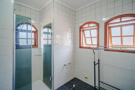 Casa de condomínio para alugar com 400m², 4 quartos e 5 vagas Casa de condomínio para alugar com 400m², 4 quartos e 5 vagasBanheiro da Suíte 1
