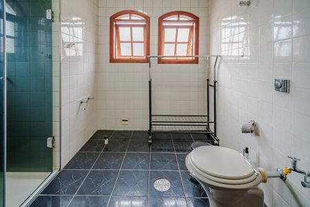 Casa de condomínio para alugar com 400m², 4 quartos e 5 vagas Casa de condomínio para alugar com 400m², 4 quartos e 5 vagasBanheiro da Suíte 1