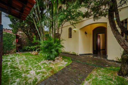 Casa de condomínio para alugar com 400m², 4 quartos e 5 vagas Casa de condomínio para alugar com 400m², 4 quartos e 5 vagasFrente da casa