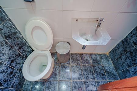 Casa de condomínio para alugar com 400m², 4 quartos e 5 vagas Casa de condomínio para alugar com 400m², 4 quartos e 5 vagasBanheiro de serviço