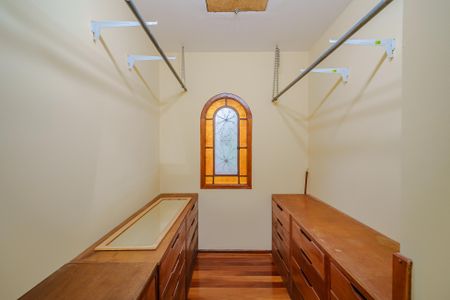 Casa de condomínio para alugar com 400m², 4 quartos e 5 vagas Casa de condomínio para alugar com 400m², 4 quartos e 5 vagasCloset da Suíte 1