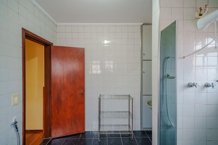 Casa de condomínio para alugar com 400m², 4 quartos e 5 vagas Casa de condomínio para alugar com 400m², 4 quartos e 5 vagasBanheiro da Suíte 1