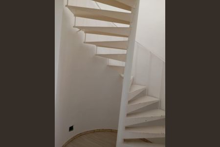 Apartamento à venda com 54m², 1 quarto e 1 vaga Apartamento à venda com 54m², 1 quarto e 1 vagaEscada