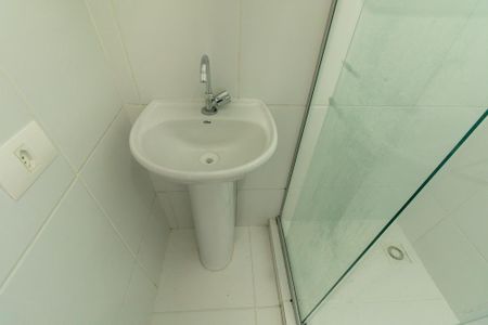 Banheiro Social de kitnet/studio para alugar com 1 quarto, 20m² em Lindóia, Curitiba