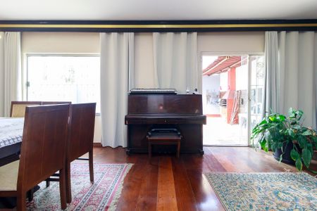 Casa à venda com 269m², 4 quartos e 4 vagasSala