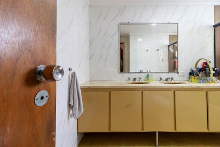 Casa à venda com 269m², 4 quartos e 4 vagasSuíte Principal - Banheiro