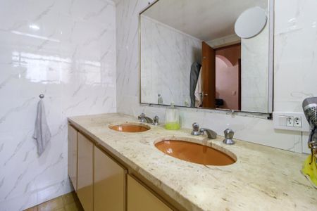 Casa à venda com 269m², 4 quartos e 4 vagasSuíte Principal - Banheiro