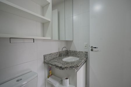 Banheiro de kitnet/studio para alugar com 1 quarto, 28m² em Liberdade, São Paulo