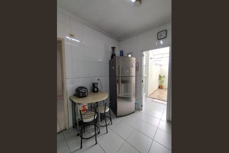 Casa à venda com 122m², 3 quartos e 2 vagas Casa à venda com 122m², 3 quartos e 2 vagasCozinha - Armários