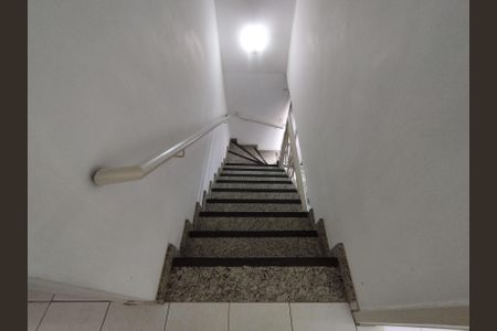 Casa à venda com 122m², 3 quartos e 2 vagas Casa à venda com 122m², 3 quartos e 2 vagasEscada