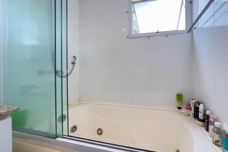 Apartamento à venda com 150m², 3 quartos e 3 vagasBanheiro do quarto 1