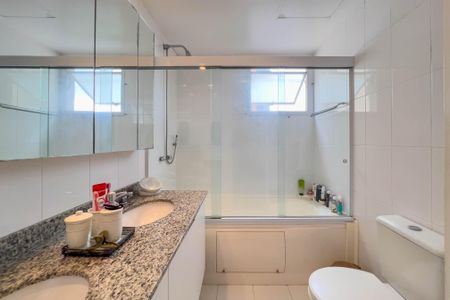 Apartamento à venda com 150m², 3 quartos e 3 vagasBanheiro do quarto 1