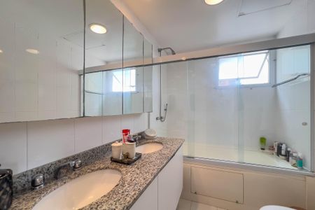 Apartamento à venda com 150m², 3 quartos e 3 vagasBanheiro do quarto 1