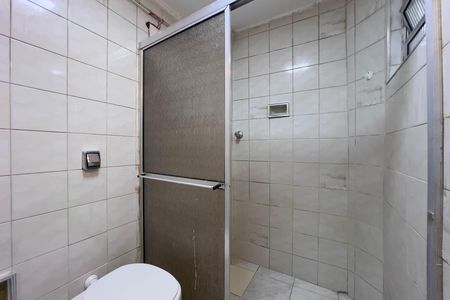 Banheiro social de kitnet/studio para alugar com 1 quarto, 45m² em Liberdade, São Paulo