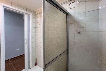 Banheiro social de kitnet/studio para alugar com 1 quarto, 45m² em Liberdade, São Paulo