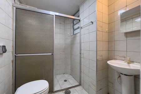 Banheiro social de kitnet/studio para alugar com 1 quarto, 45m² em Liberdade, São Paulo