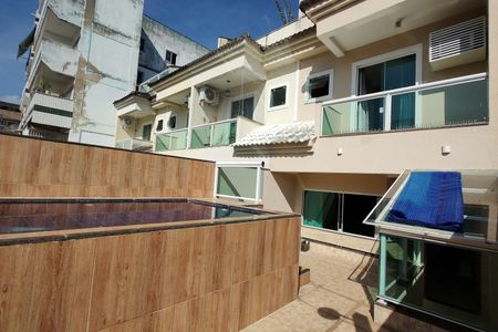 Casa de condomínio à venda com 250m², 3 quartos e 1 vagaFachada