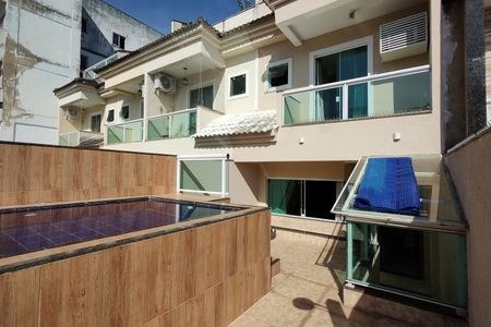 Casa de condomínio à venda com 250m², 3 quartos e 1 vagaPiscina