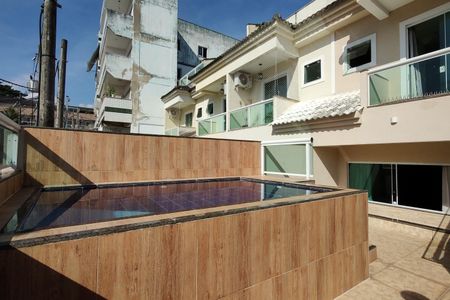 Casa de condomínio à venda com 250m², 3 quartos e 1 vagaPiscina