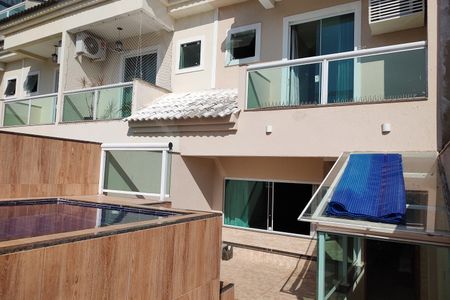 Casa de condomínio à venda com 250m², 3 quartos e 1 vagaFachada