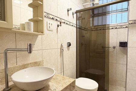 Banheiro de apartamento para alugar com 2 quartos, 60m² em Aparecida, Santos