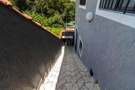 Casa à venda com 270m², 4 quartos e 2 vagas Casa à venda com 270m², 4 quartos e 2 vagasCorredor Lateral - Escada