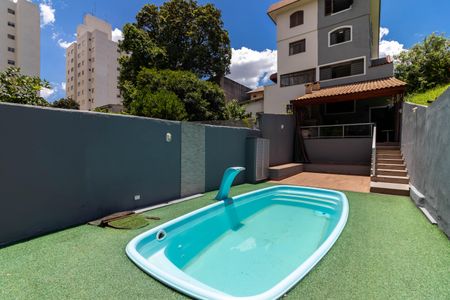 Casa à venda com 270m², 4 quartos e 2 vagas Casa à venda com 270m², 4 quartos e 2 vagasPiscina