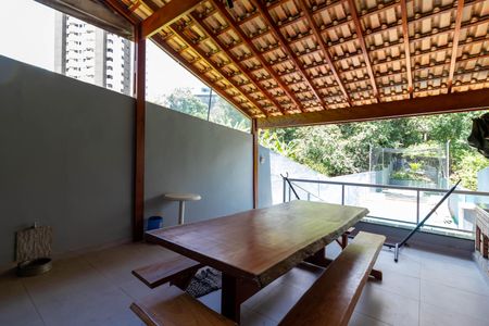 Casa à venda com 270m², 4 quartos e 2 vagas Casa à venda com 270m², 4 quartos e 2 vagasÁrea de Lazer
