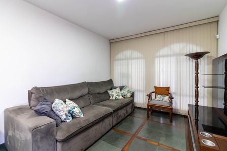 Casa à venda com 270m², 4 quartos e 2 vagas Casa à venda com 270m², 4 quartos e 2 vagasSala de Estar