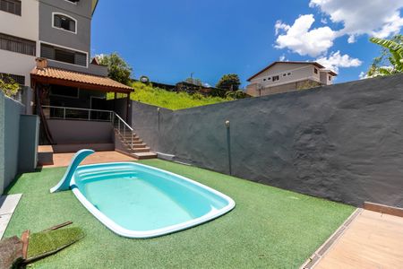 Casa à venda com 270m², 4 quartos e 2 vagas Casa à venda com 270m², 4 quartos e 2 vagasPiscina