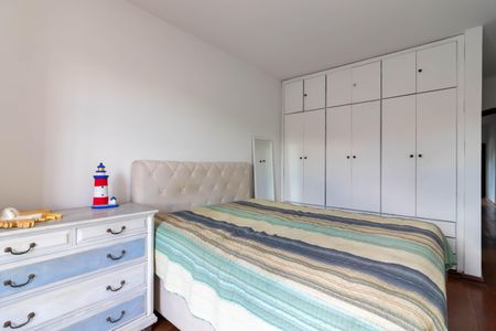 Casa à venda com 270m², 4 quartos e 2 vagas Casa à venda com 270m², 4 quartos e 2 vagasSuíte