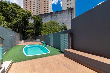 Casa à venda com 270m², 4 quartos e 2 vagas Casa à venda com 270m², 4 quartos e 2 vagasPiscina