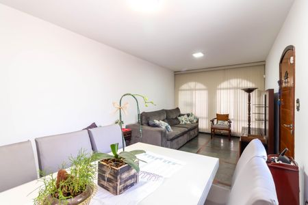 Casa à venda com 270m², 4 quartos e 2 vagas Casa à venda com 270m², 4 quartos e 2 vagasSala de Jantar