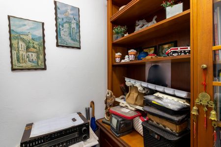 Casa à venda com 270m², 4 quartos e 2 vagas Casa à venda com 270m², 4 quartos e 2 vagasEscritório