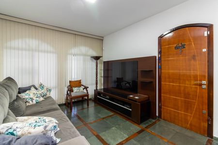 Casa à venda com 270m², 4 quartos e 2 vagas Casa à venda com 270m², 4 quartos e 2 vagasSala de Estar