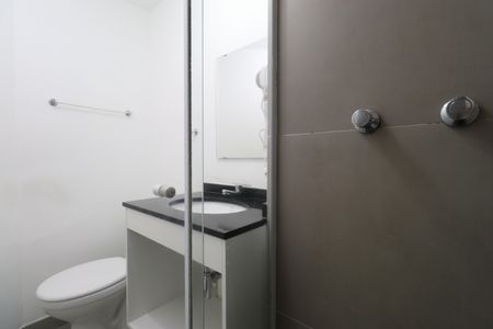 Banheiro de apartamento para alugar com 1 quarto, 30m² em Bom Retiro, São Paulo
